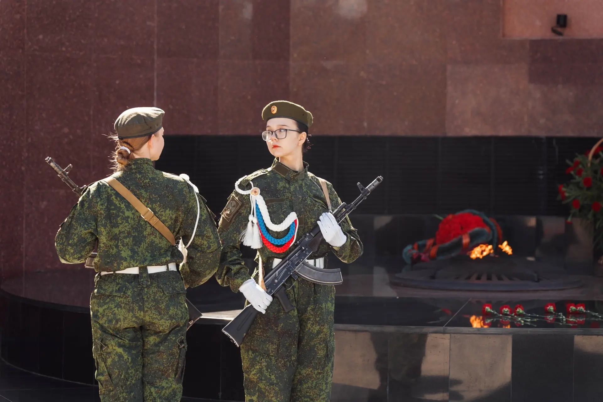 Колледжисты Алабуга Политех в военной форме на праздновании Дня Победы