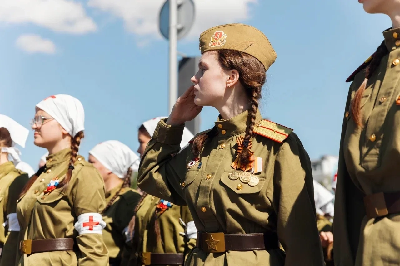 Студенты Алабуга Политех на параде у мемориала Родина-мать